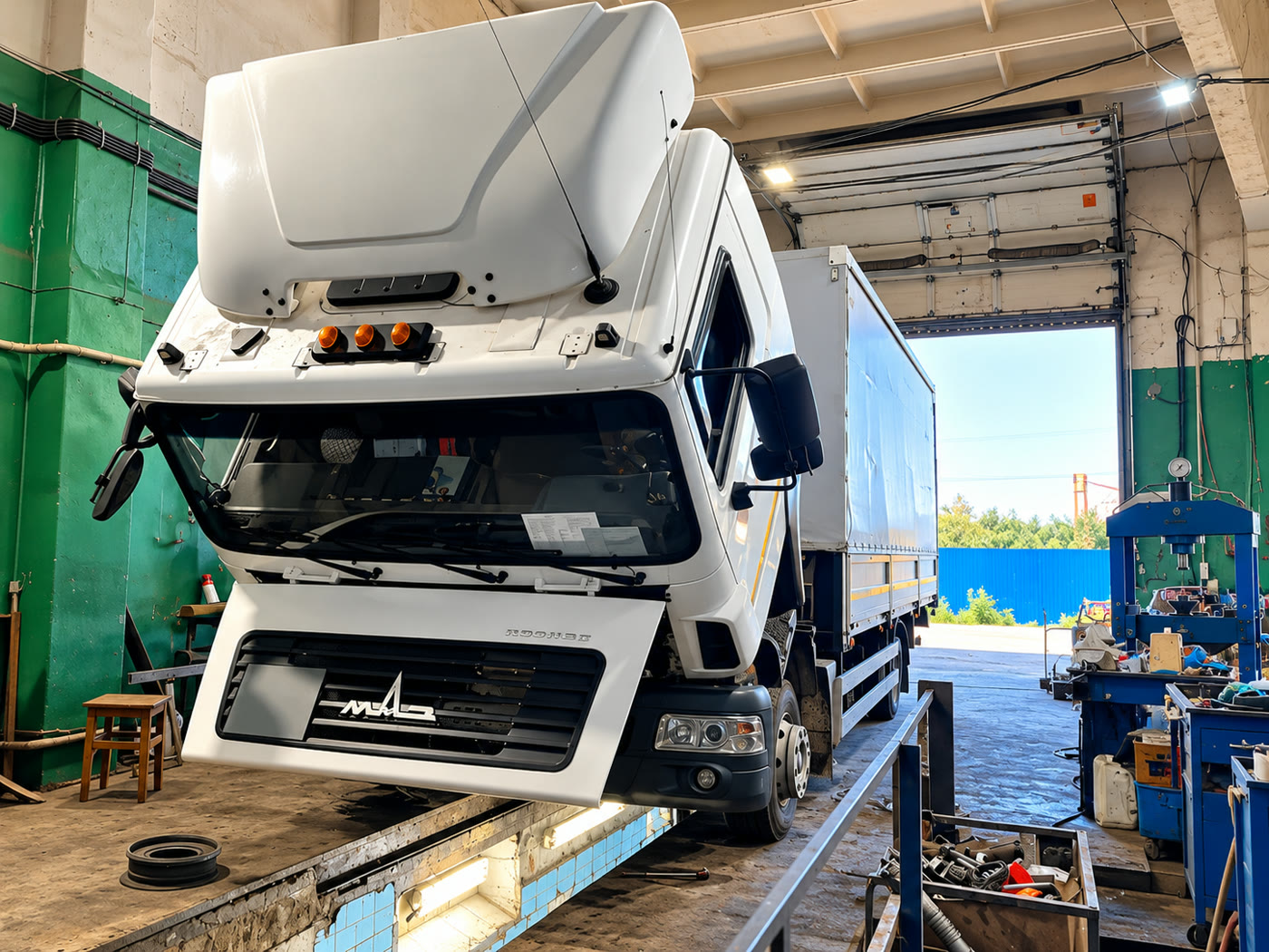 Грузовой МАЗ на обслуживании в ремонтном боксе Авторай